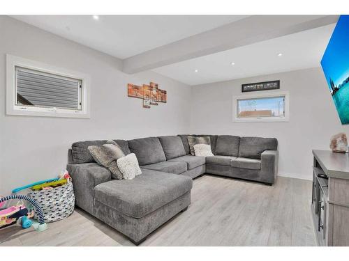 4704 43 Street, Sylvan Lake, AB - Indoor Photo Showing Living Room