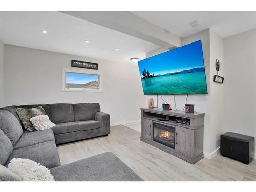 4704 43 Street, Sylvan Lake, AB - Indoor Photo Showing Living Room