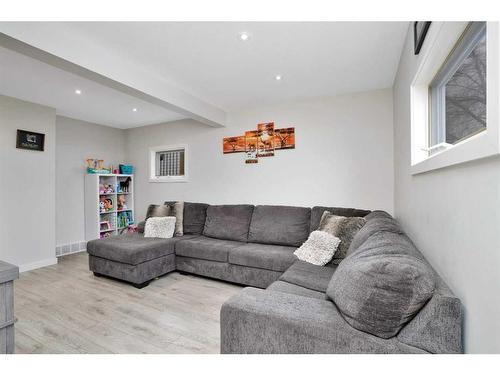 4704 43 Street, Sylvan Lake, AB - Indoor Photo Showing Living Room