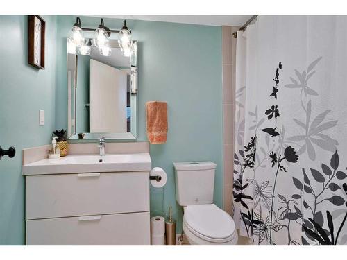 4704 43 Street, Sylvan Lake, AB - Indoor Photo Showing Bathroom