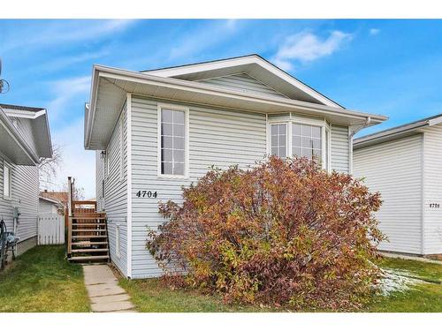 4704 43 Street, Sylvan Lake, AB - Outdoor