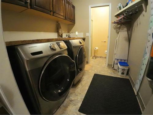 3920 39 Street Close, Ponoka, AB - Indoor Photo Showing Laundry Room