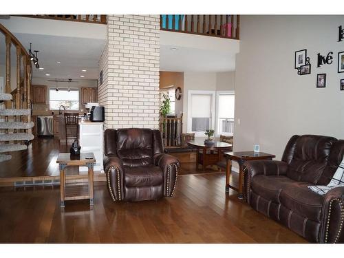 3920 39 Street Close, Ponoka, AB - Indoor Photo Showing Living Room