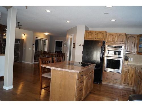 3920 39 Street Close, Ponoka, AB - Indoor Photo Showing Kitchen