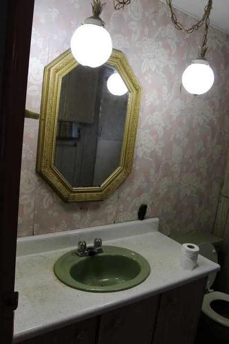 6111 Foster Street, Donalda, AB - Indoor Photo Showing Bathroom