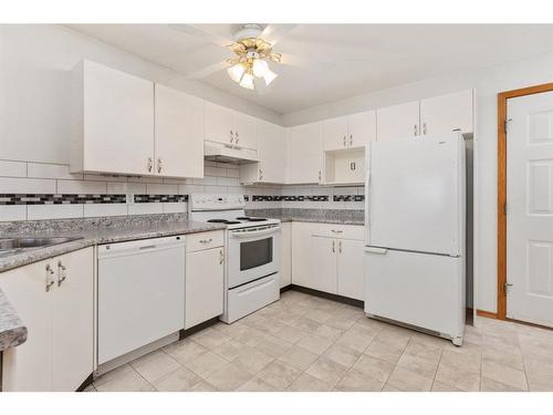 5322 58 Street Close, Camrose, AB - Indoor Photo Showing Kitchen