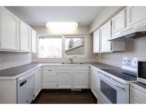 4920 43 Street, Innisfail, AB - Indoor Photo Showing Kitchen With Double Sink