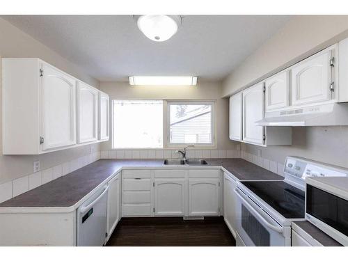 4920 43 Street, Innisfail, AB - Indoor Photo Showing Kitchen With Double Sink