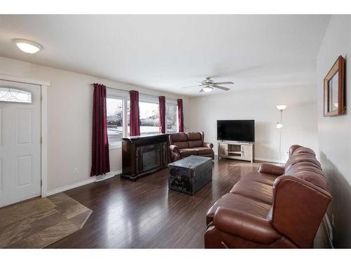 4920 43 Street, Innisfail, AB - Indoor Photo Showing Living Room