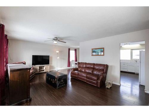 4920 43 Street, Innisfail, AB - Indoor Photo Showing Living Room