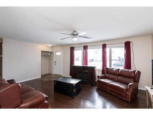 4920 43 Street, Innisfail, AB - Indoor Photo Showing Living Room