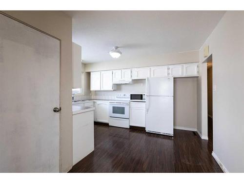 4920 43 Street, Innisfail, AB - Indoor Photo Showing Kitchen