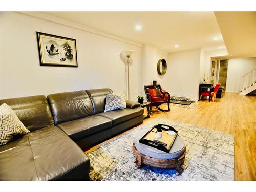 5710 54 Avenue, Lacombe, AB - Indoor Photo Showing Living Room