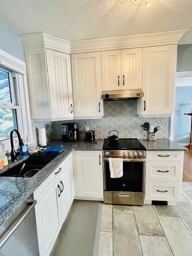 5710 54 Avenue, Lacombe, AB - Indoor Photo Showing Kitchen With Double Sink With Upgraded Kitchen