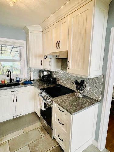 5710 54 Avenue, Lacombe, AB - Indoor Photo Showing Kitchen