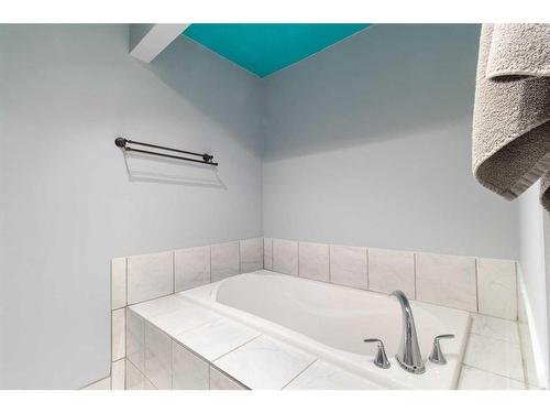 125 Chappel Drive, Red Deer, AB - Indoor Photo Showing Bathroom