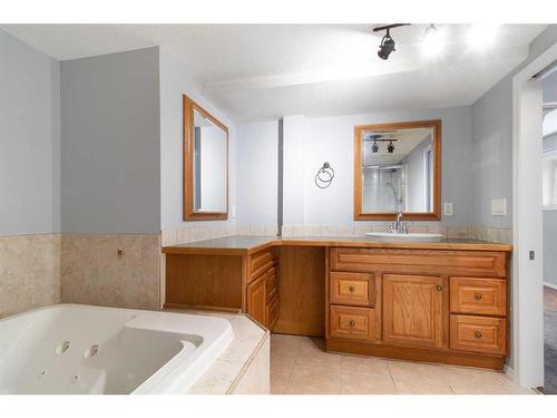 125 Chappel Drive, Red Deer, AB - Indoor Photo Showing Bathroom