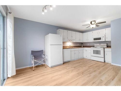 125 Chappel Drive, Red Deer, AB - Indoor Photo Showing Kitchen