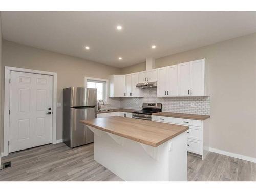 2 Cascade Street, Blackfalds, AB - Indoor Photo Showing Kitchen