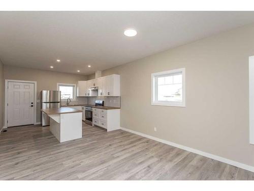 2 Cascade Street, Blackfalds, AB - Indoor Photo Showing Kitchen