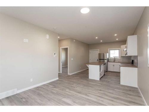 2 Cascade Street, Blackfalds, AB - Indoor Photo Showing Kitchen