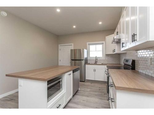 2 Cascade Street, Blackfalds, AB - Indoor Photo Showing Kitchen