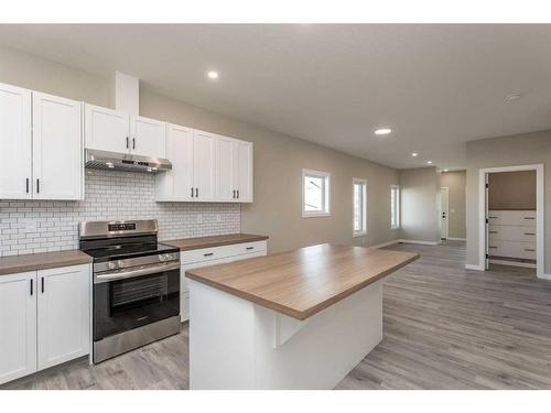 2 Cascade Street, Blackfalds, AB - Indoor Photo Showing Kitchen