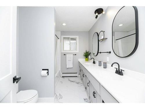 5321 46 Avenue, Rimbey, AB - Indoor Photo Showing Bathroom