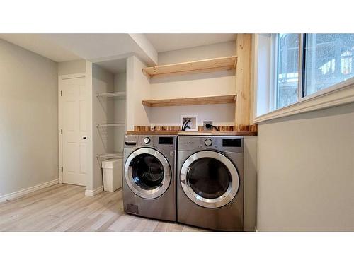 82 Westview Drive, Sylvan Lake, AB - Indoor Photo Showing Laundry Room