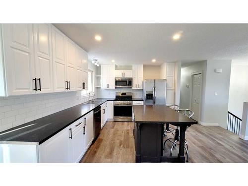 82 Westview Drive, Sylvan Lake, AB - Indoor Photo Showing Kitchen