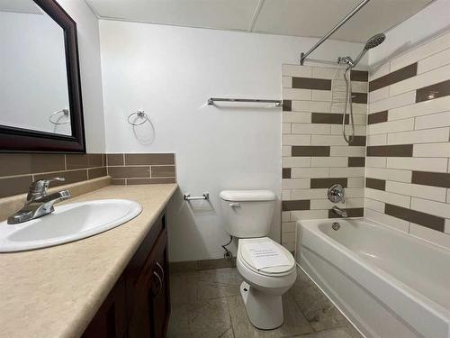 102-7164 Parke Avenue, Red Deer, AB - Indoor Photo Showing Bathroom