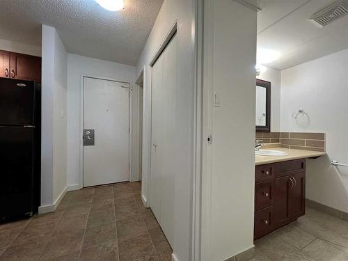 102-7164 Parke Avenue, Red Deer, AB - Indoor Photo Showing Bathroom