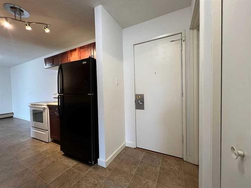 102-7164 Parke Avenue, Red Deer, AB - Indoor Photo Showing Kitchen