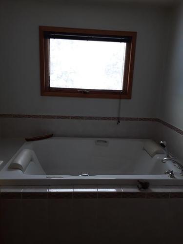 5413 51 Street, Castor, AB - Indoor Photo Showing Bathroom