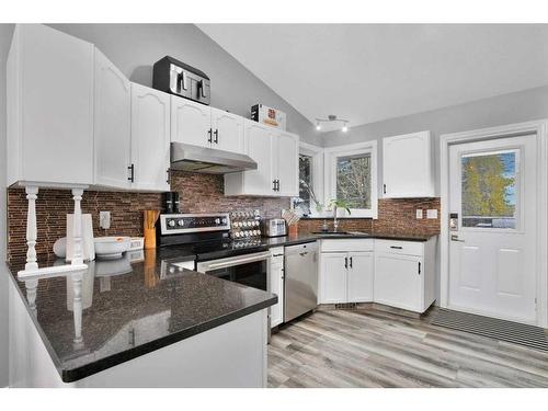 92 Perry Drive, Sylvan Lake, AB - Indoor Photo Showing Kitchen