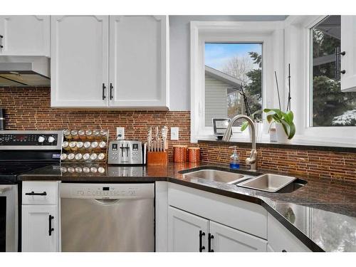 92 Perry Drive, Sylvan Lake, AB - Indoor Photo Showing Kitchen With Double Sink With Upgraded Kitchen