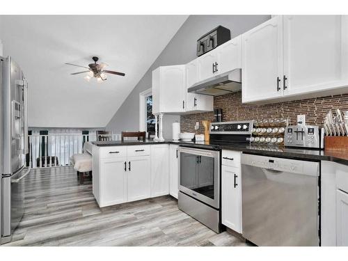 92 Perry Drive, Sylvan Lake, AB - Indoor Photo Showing Kitchen