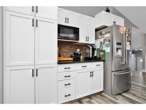 92 Perry Drive, Sylvan Lake, AB - Indoor Photo Showing Kitchen