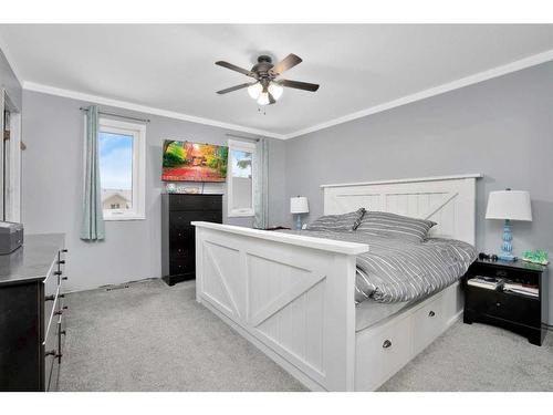 92 Perry Drive, Sylvan Lake, AB - Indoor Photo Showing Bedroom