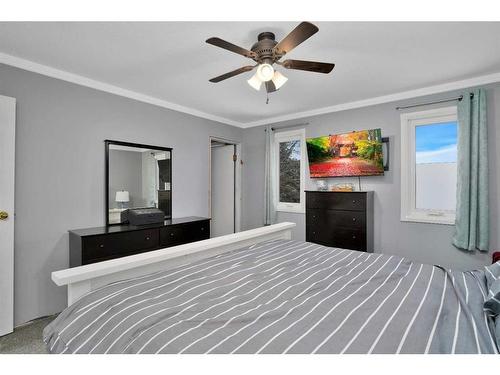 92 Perry Drive, Sylvan Lake, AB - Indoor Photo Showing Bedroom