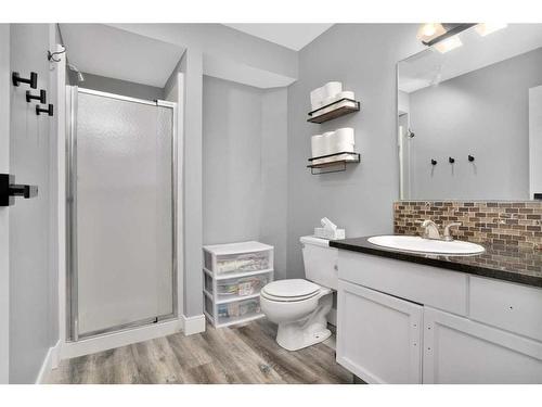 92 Perry Drive, Sylvan Lake, AB - Indoor Photo Showing Bathroom