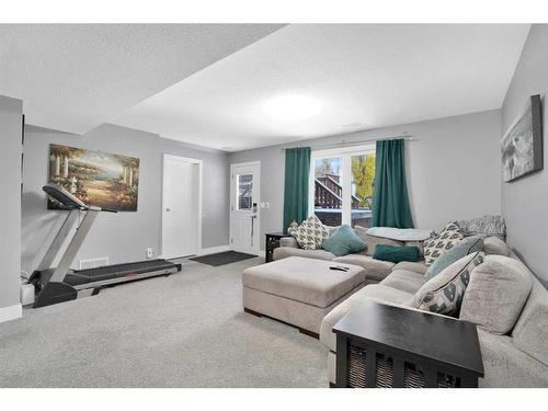 92 Perry Drive, Sylvan Lake, AB - Indoor Photo Showing Living Room