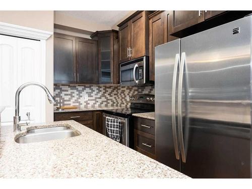 101-9919 Gordon Avenue, Fort Mcmurray, AB - Indoor Photo Showing Kitchen With Double Sink With Upgraded Kitchen