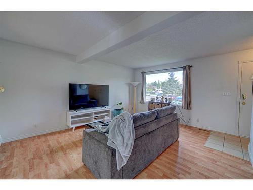 77 Baile Close North, Red Deer, AB - Indoor Photo Showing Living Room