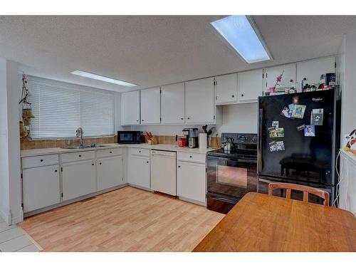 77 Baile Close North, Red Deer, AB - Indoor Photo Showing Kitchen