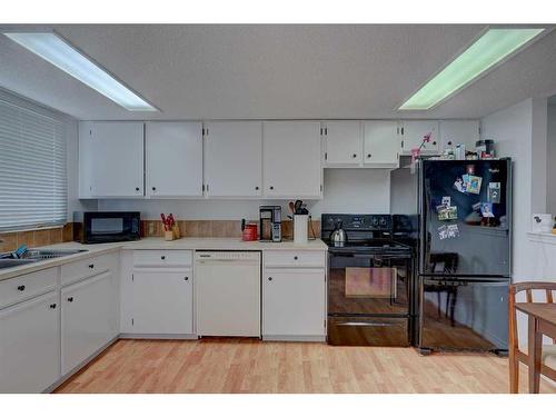 77 Baile Close North, Red Deer, AB - Indoor Photo Showing Kitchen