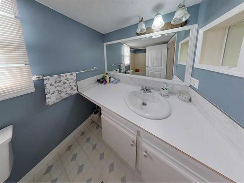 77 Baile Close North, Red Deer, AB - Indoor Photo Showing Bathroom