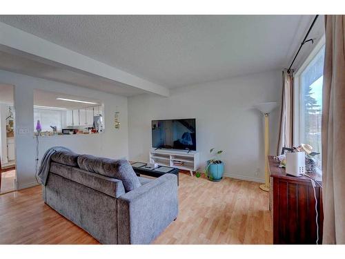 77 Baile Close North, Red Deer, AB - Indoor Photo Showing Living Room