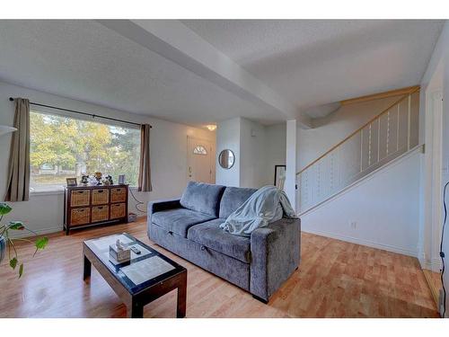 77 Baile Close North, Red Deer, AB - Indoor Photo Showing Living Room