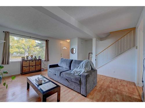 77 Baile Close North, Red Deer, AB - Indoor Photo Showing Living Room